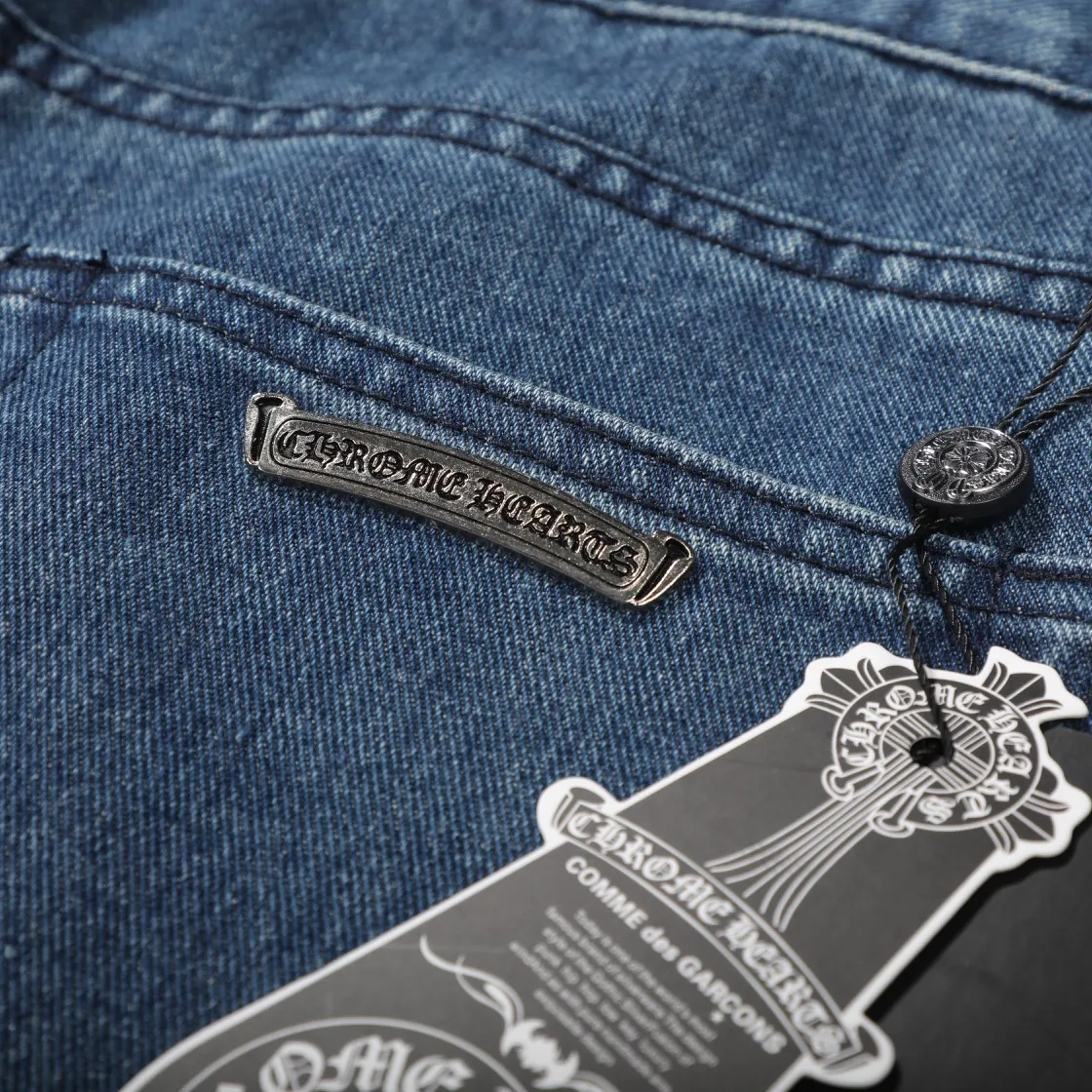 P280 (top replica) [New] Chrome Hearts Matty Boy Sex Records series limited leather multi-color high street work jeans - ch jeans need to be washed and then disassembled and hand-stitched with sheepskin cross leather and then spliced ​​to complete. The whole process is too complicated to explain. The texture can be seen in hand, and it’s all about looking good. These are the most beautiful pants in Crowe’s heart. They are made of beaded canvas fabric, and heavy washing makes the upper body of the fabric more textured, and the pants shape is tall and straight! The three-dimensional cutting of the whole trousers is a masterpiece! The hardware is customized by zp. The beaded canvas fabric is thick and soft after being washed. It has good breathability. Customized small leather label. Unique design. The details are simple and elegant, and the workmanship is exquisite. The whole trousers are neatly routed and the details are in place! It’s so cool that both men and women can easily control the trend of gender-neutral shorts!  Color: Blue Size: Corresponding sizes S-XXL, detailed sizes can be found in Figure 9